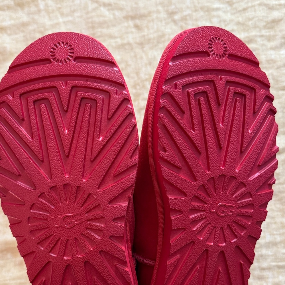 UGG Ultra mini in Ribbon Red new without tags - Picture 12 of 17